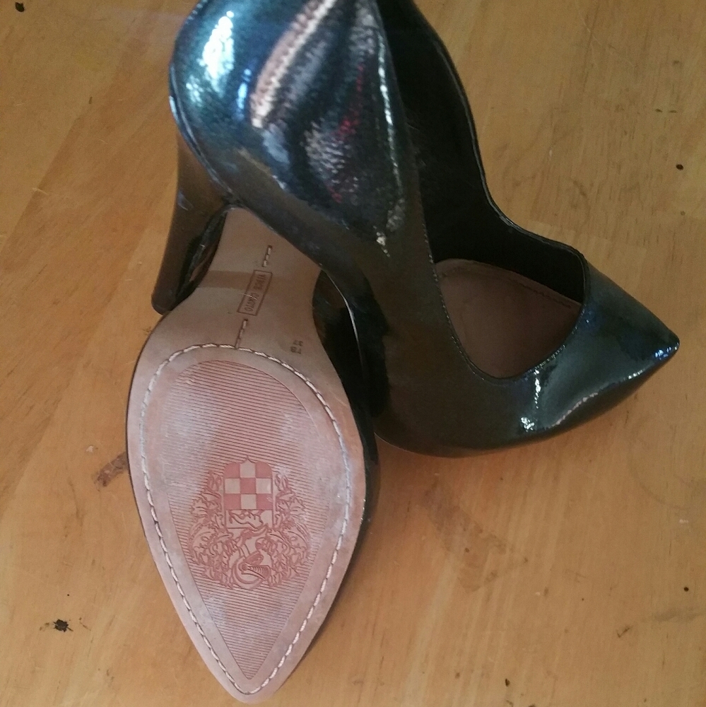 Vince Camuto Black Pumps - Picture 3 of 3